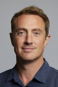 المخرج Simon Emmett