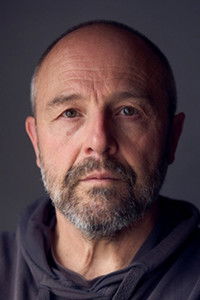 المخرج Simon Fellows