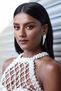 الممثل Simone Ashley