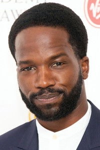 الممثل Sope Dirisu