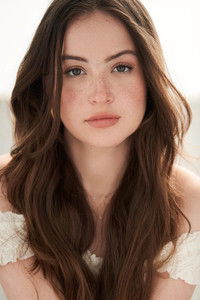 الممثل Stella Gregg