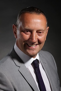 المخرج Steve Barnett