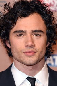 الممثل Toby Sebastian
