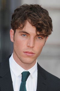 الممثل Tom Hughes