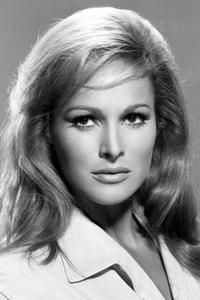 الممثل Ursula Andress