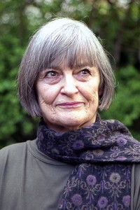 الممثل Vivian Pickles