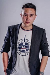 الممثل Yase Liu