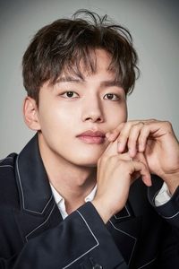 الممثل Yeo Jin-goo